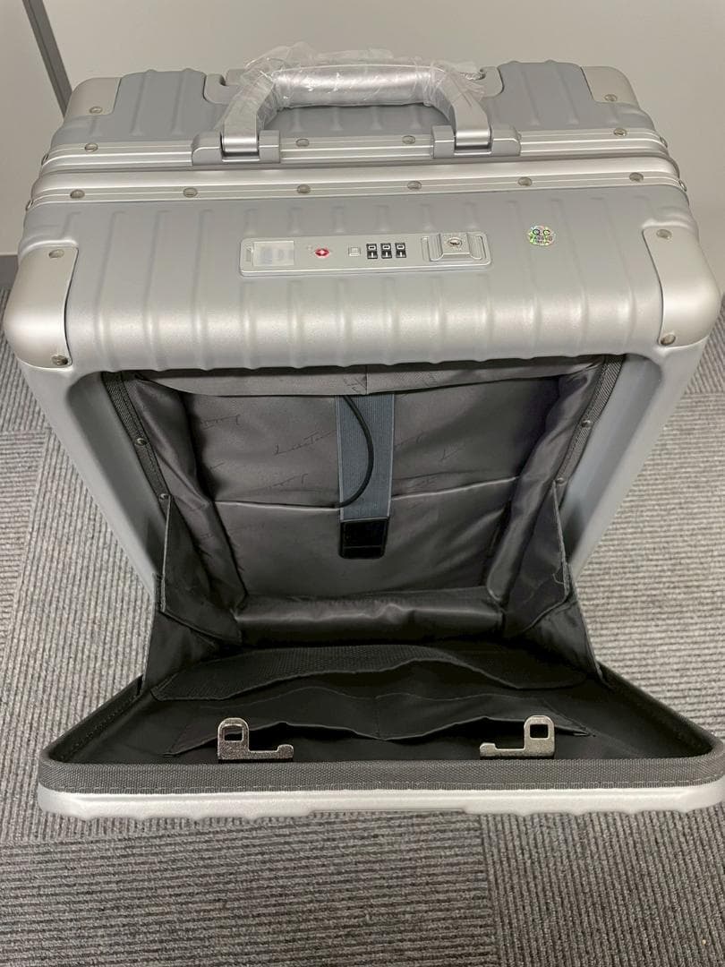 リベティ多機能キャリーケース【マットシルバーSサイズ】94