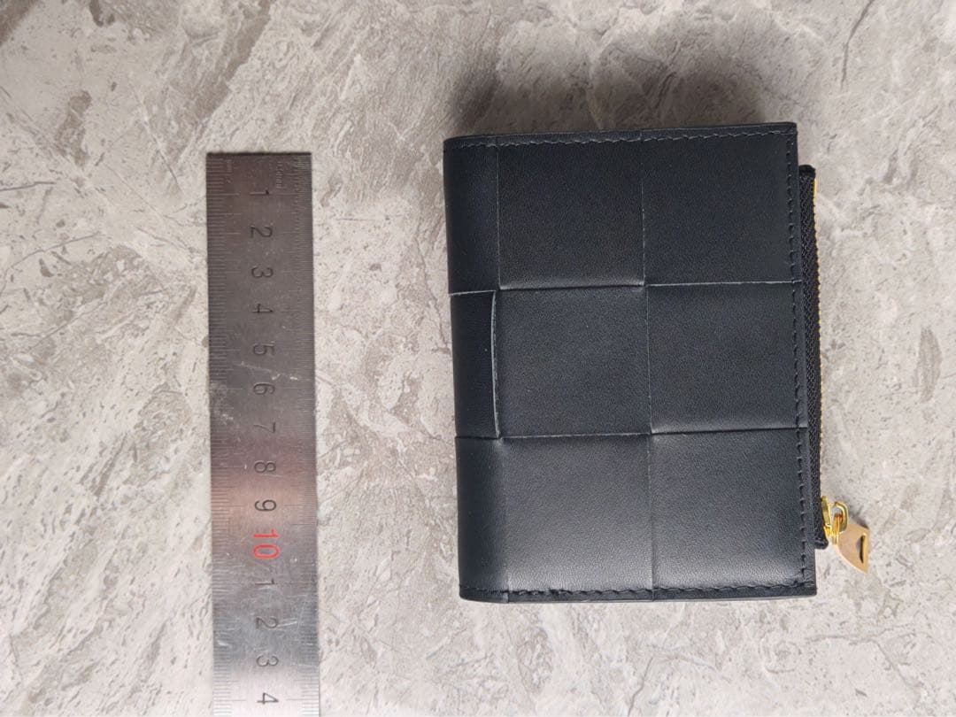 BOTTEGA VENETA ブラックレザー折り財布