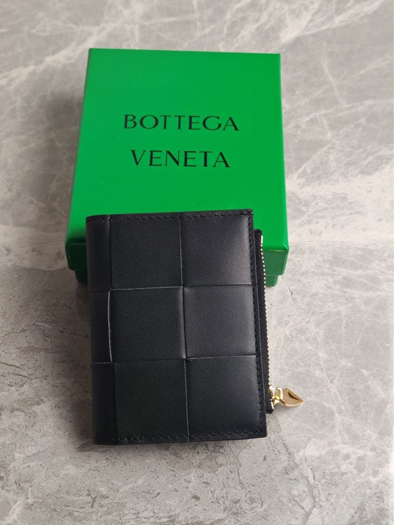 BOTTEGA VENETA ブラックレザー折り財布