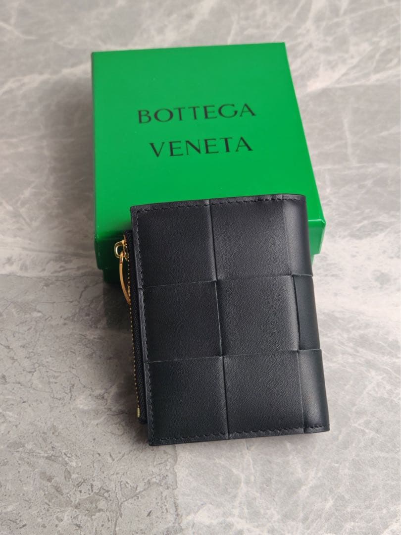 BOTTEGA VENETA ブラックレザー折り財布