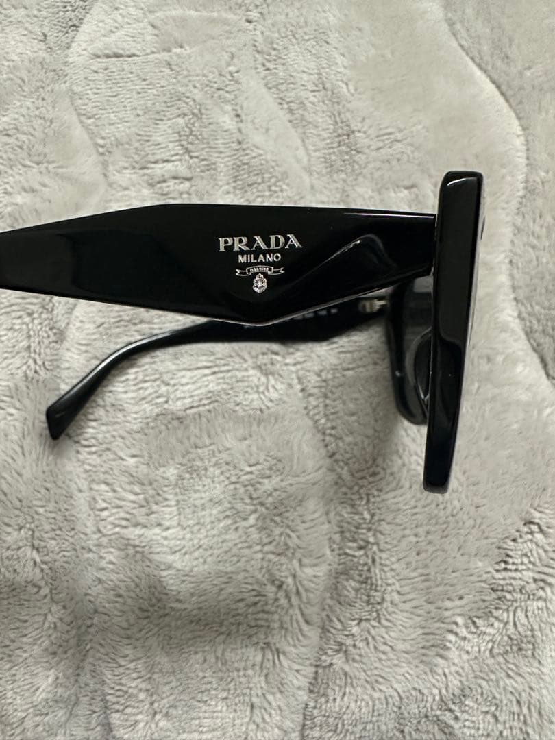 PRADA スクエア サングラス PR19ZSF 1AB5S0 ブラック