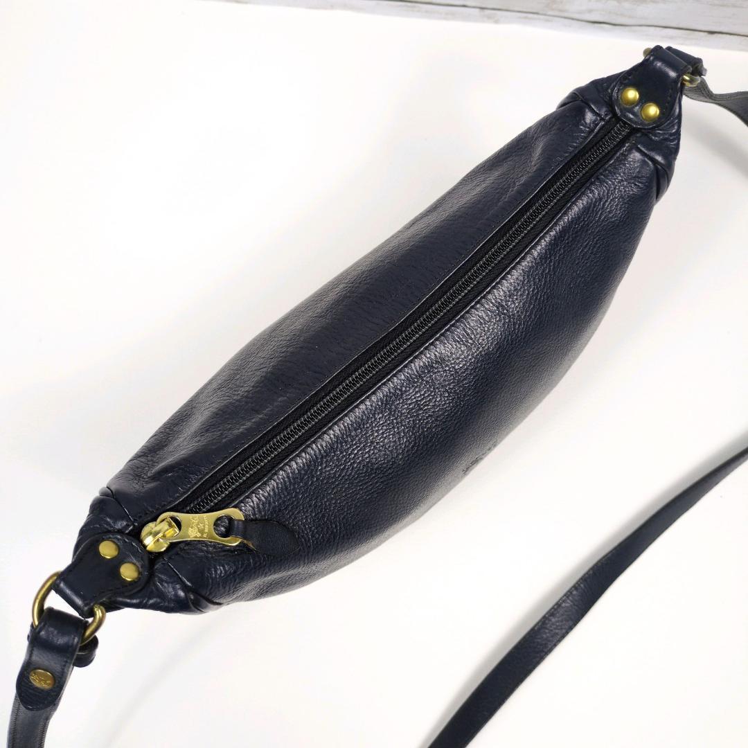 イルビゾンテ　ショルダーバッグ　ネイビー　レザー　ハーフムーン　三日月