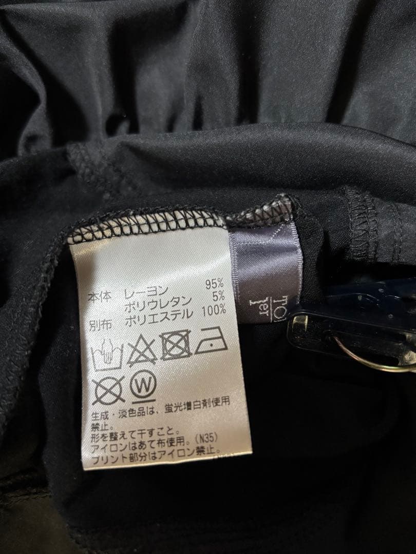 ☆トクコ　白い花プリント黒チュニック