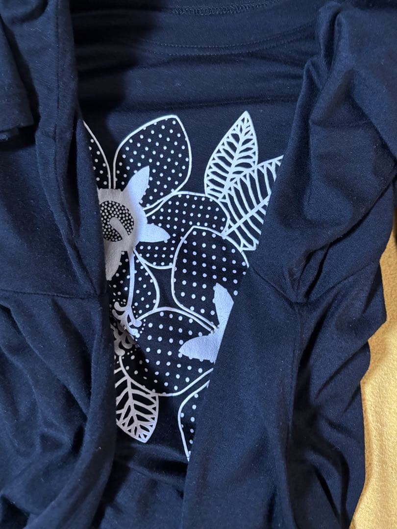 ☆トクコ　白い花プリント黒チュニック