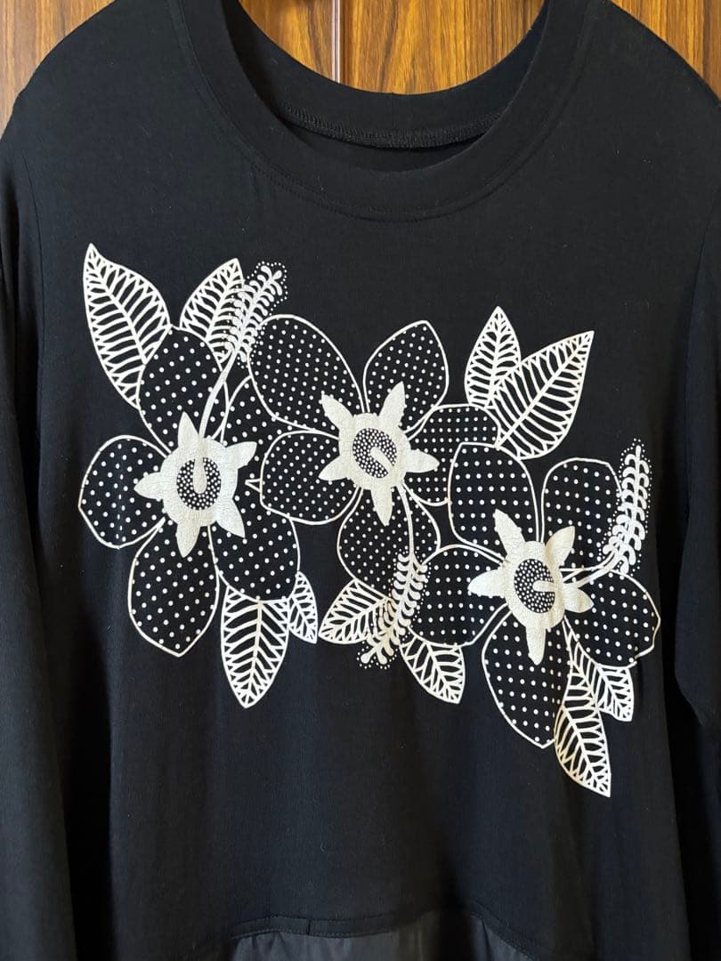 ☆トクコ　白い花プリント黒チュニック