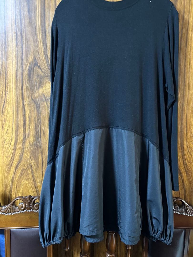 ☆トクコ　白い花プリント黒チュニック