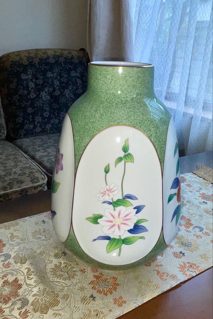 季節の花々・香蘭社の大きい花瓶