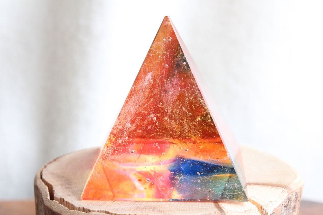 シエラネバダ産アンダラクリスタル　大きめピラミッド　マルチカラー