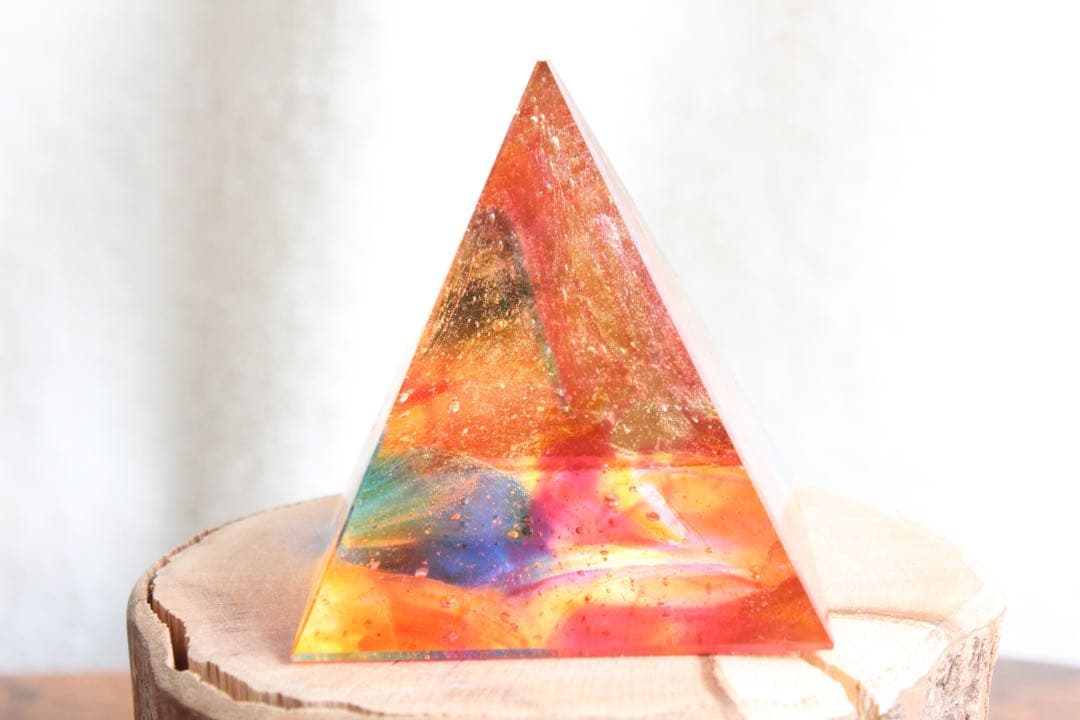 シエラネバダ産アンダラクリスタル　大きめピラミッド　マルチカラー