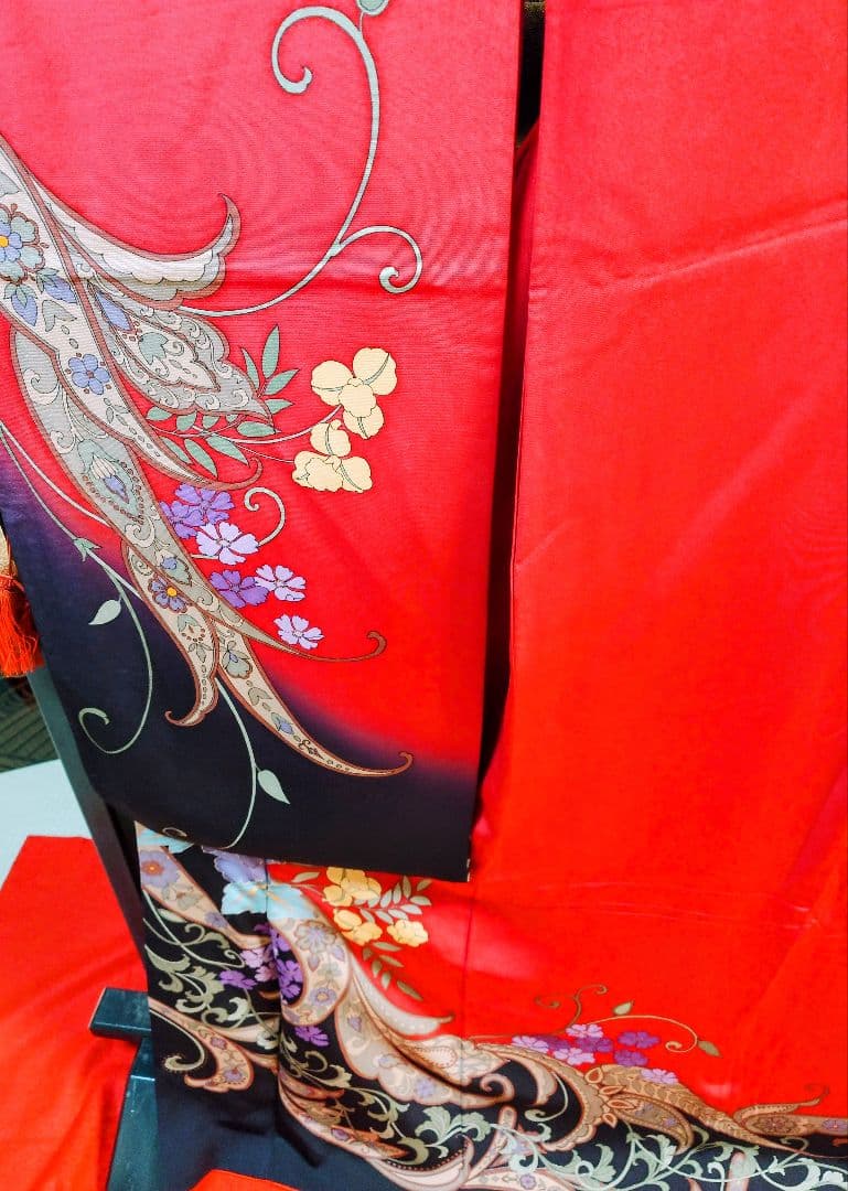 赤い花柄刺繍振袖