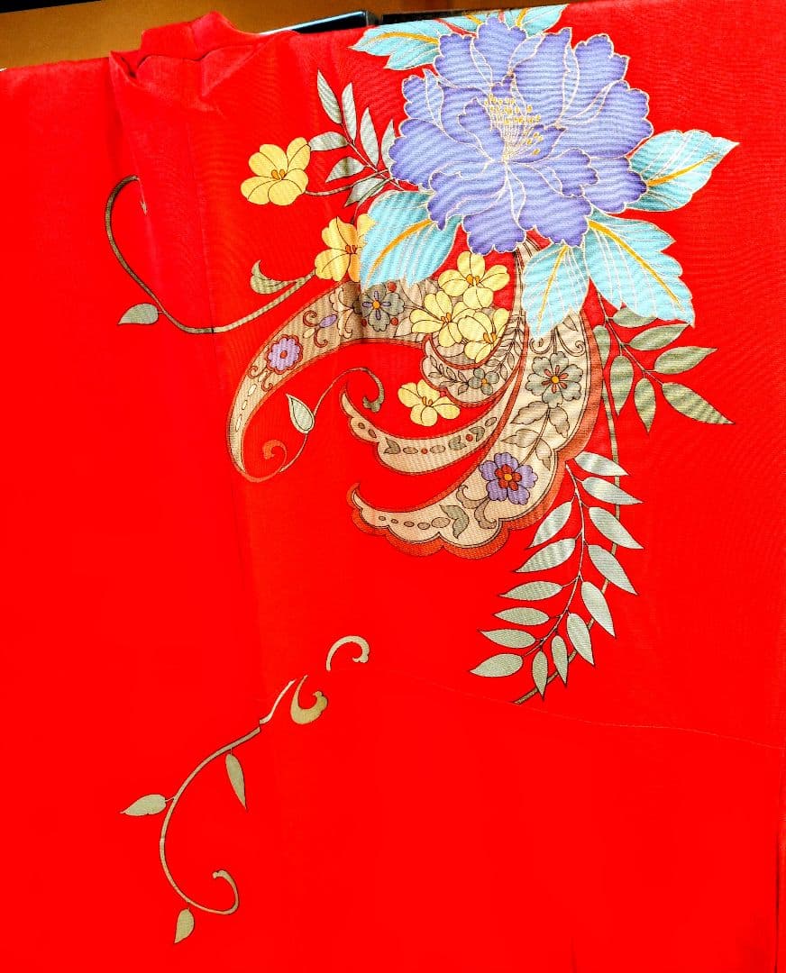 赤い花柄刺繍振袖