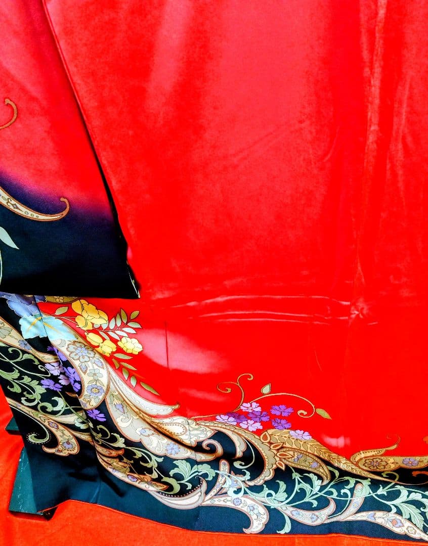 赤い花柄刺繍振袖
