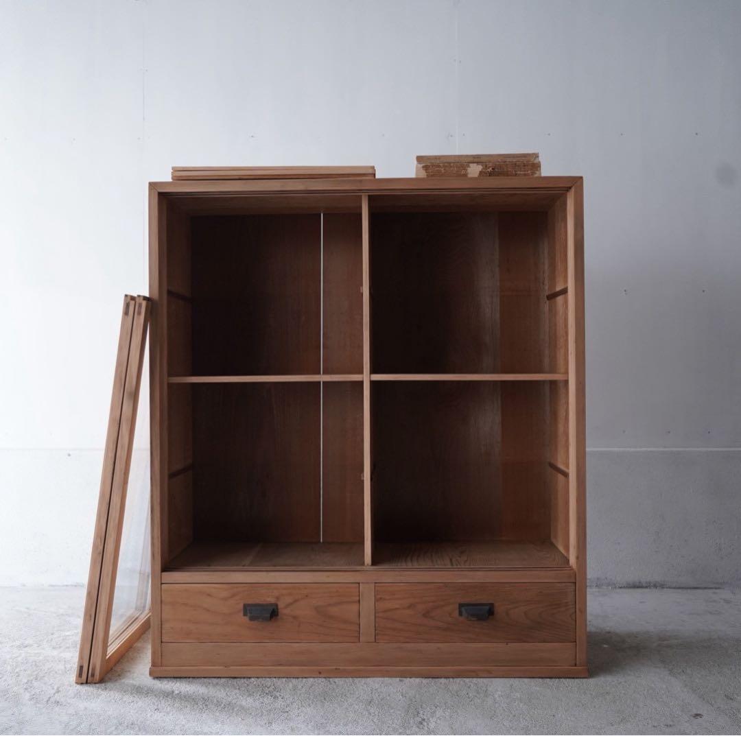 ガラス引戸のキャビネット