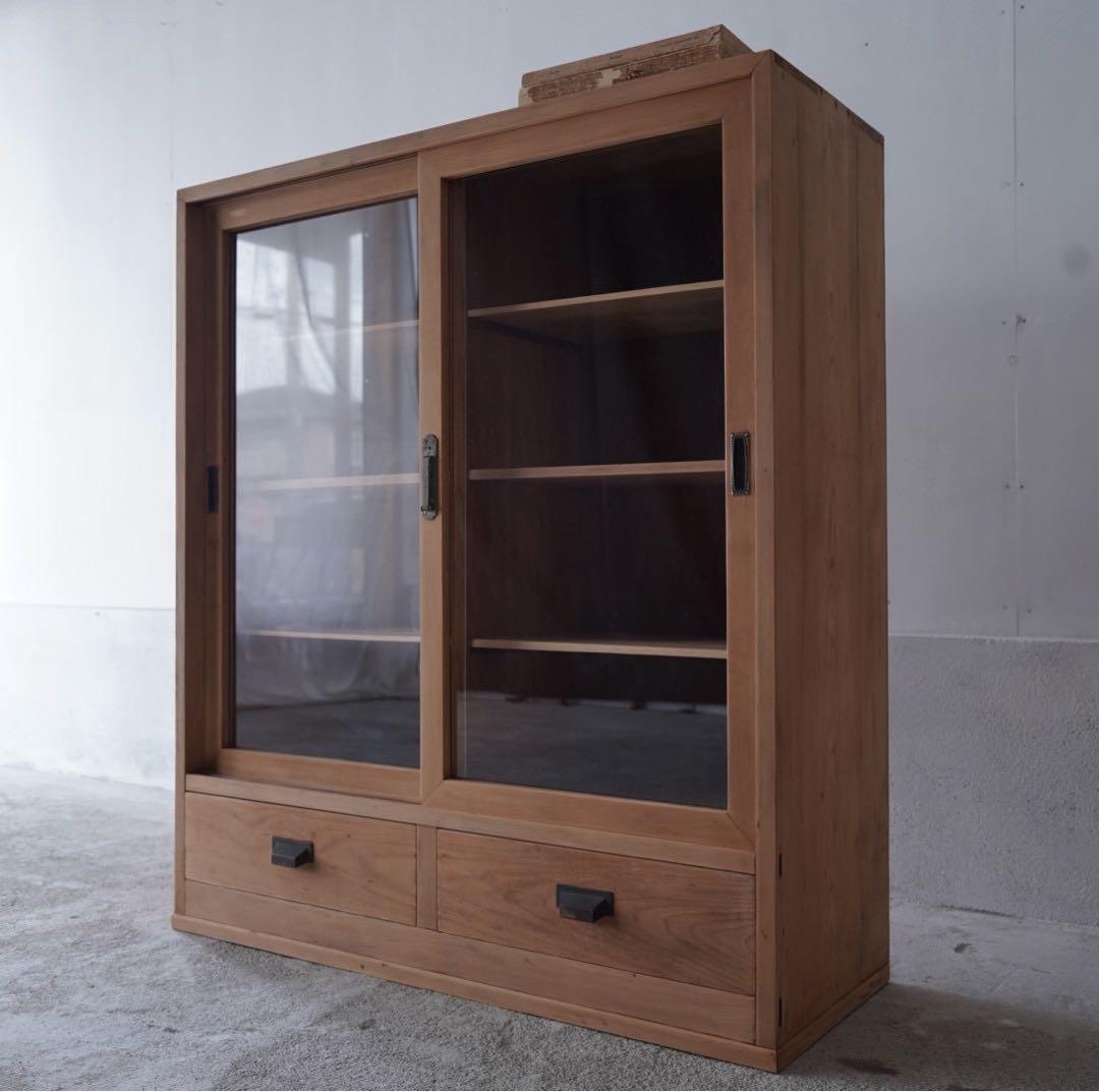 ガラス引戸のキャビネット