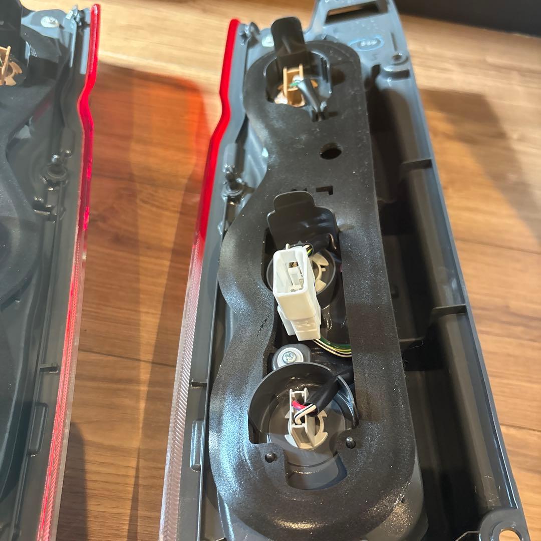 ハイエース　純正　テールランプ 2個セット