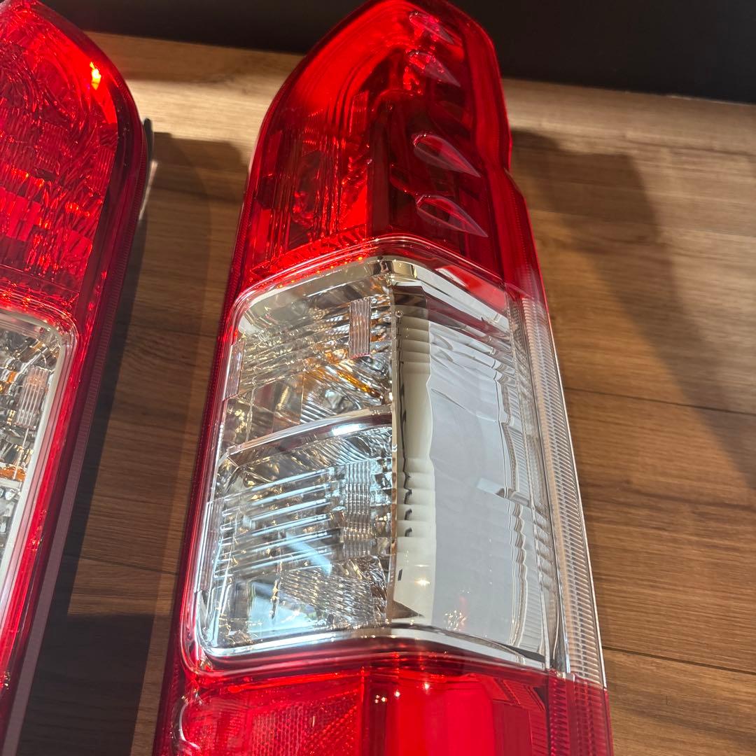 ハイエース　純正　テールランプ 2個セット