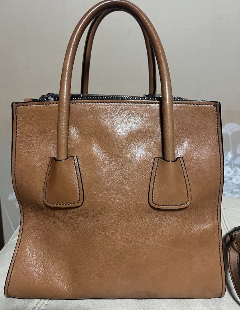 まろ工房さん専用　PRADA 2ウエイトートバック革　キャメル