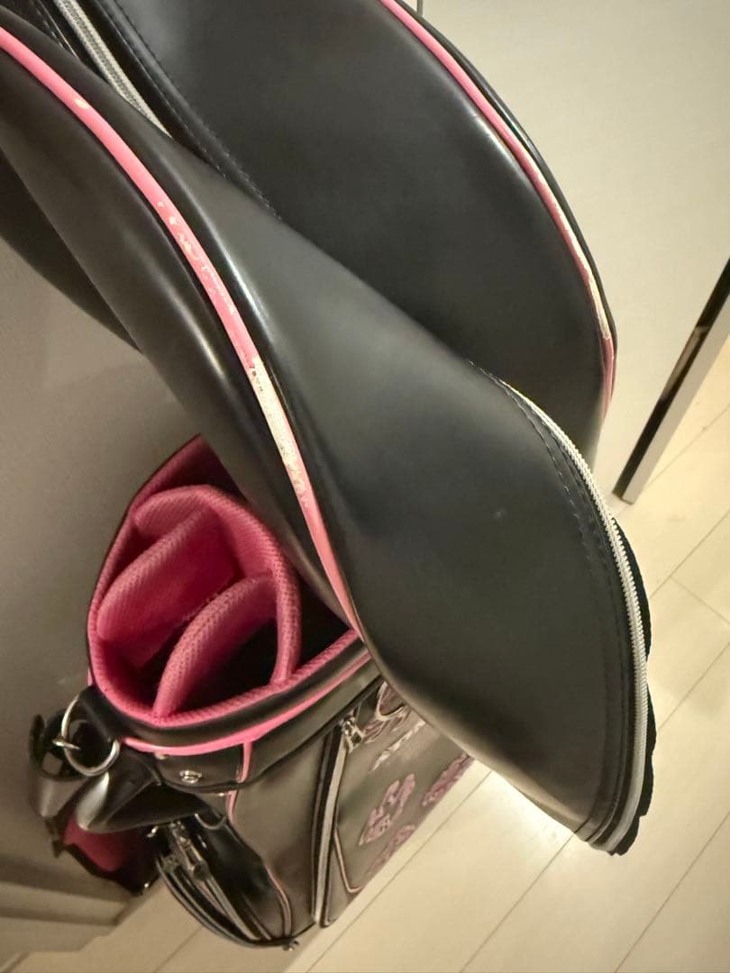 【アドミラルゴルフ】立体ロゴモノグラム 9型キャディバッグ フード付き黒ピンク