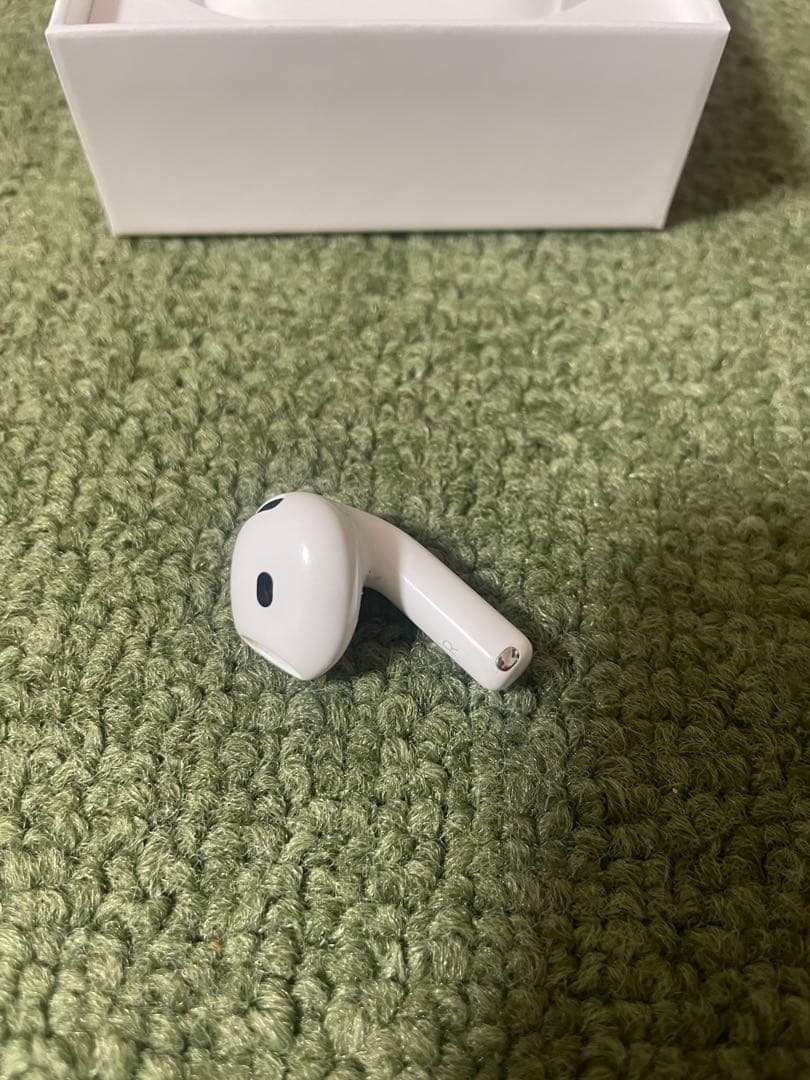 AirPods4 本体 ホワイト　右耳のみ