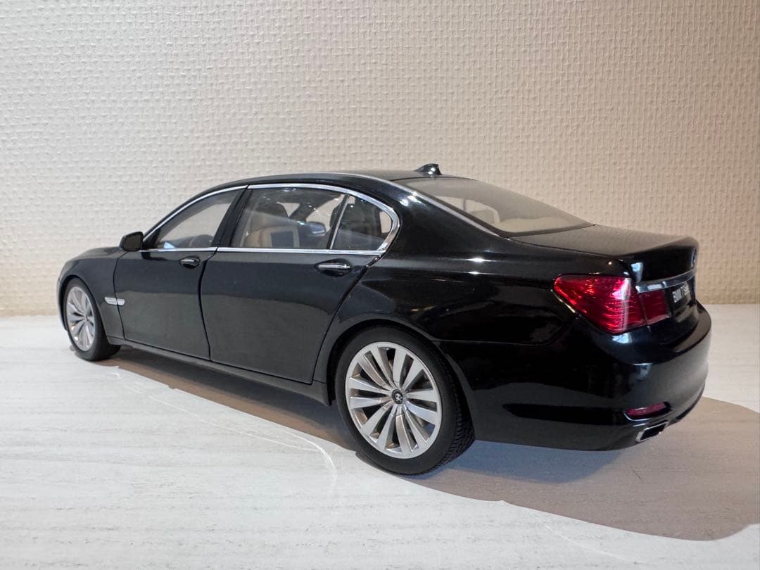 ミニカー KYOSHO  750Li (F02) 1:18