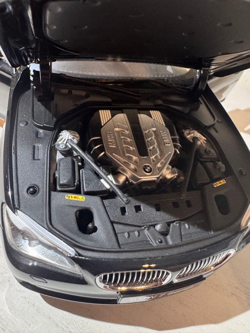 ミニカー KYOSHO  750Li (F02) 1:18