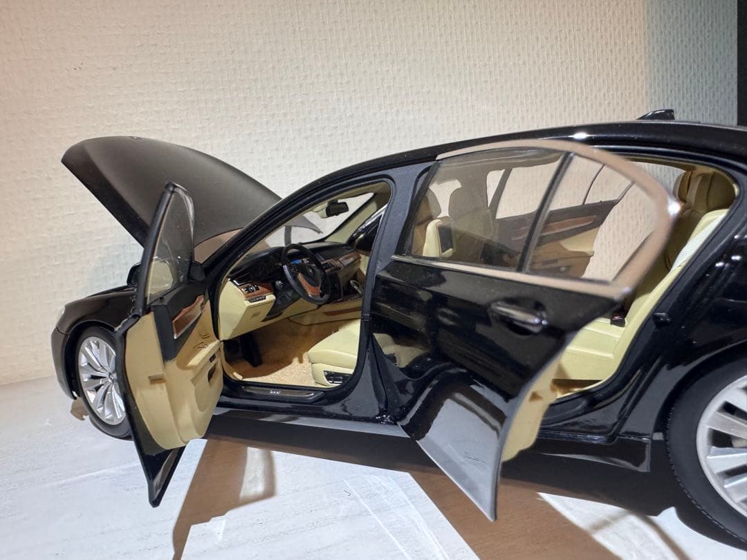 ミニカー KYOSHO  750Li (F02) 1:18