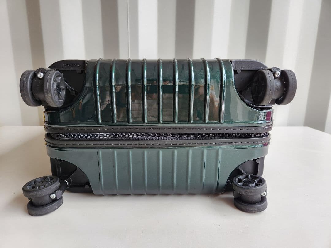 廃盤 Rimowa リモワ エッセンシャルライト キャビン 31L 機内持ち込み