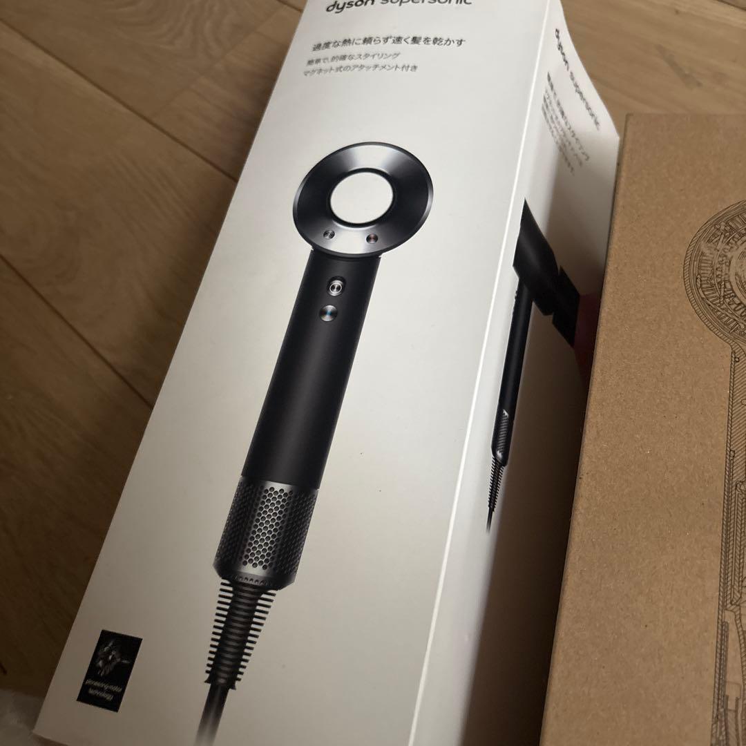 ダイソンドライヤー　【※写真-専用箱カバー付】