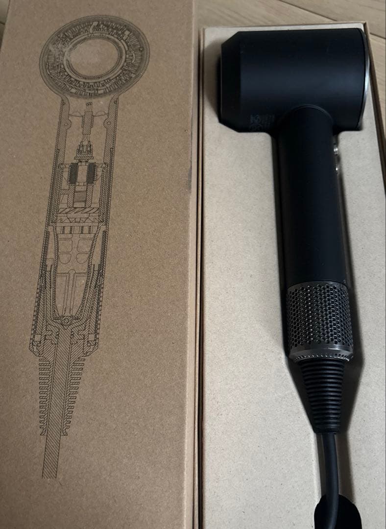 ダイソンドライヤー　【※写真-専用箱カバー付】
