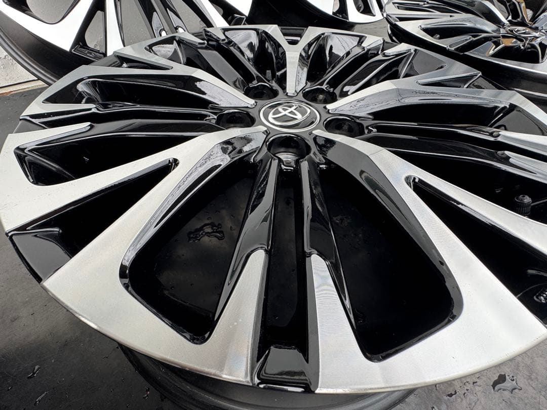 新車外し‼︎　ヤリスクロスZ 純正 18インチホイール　センターオーナメント付　②