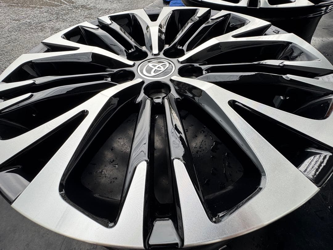 新車外し‼︎　ヤリスクロスZ 純正 18インチホイール　センターオーナメント付　②