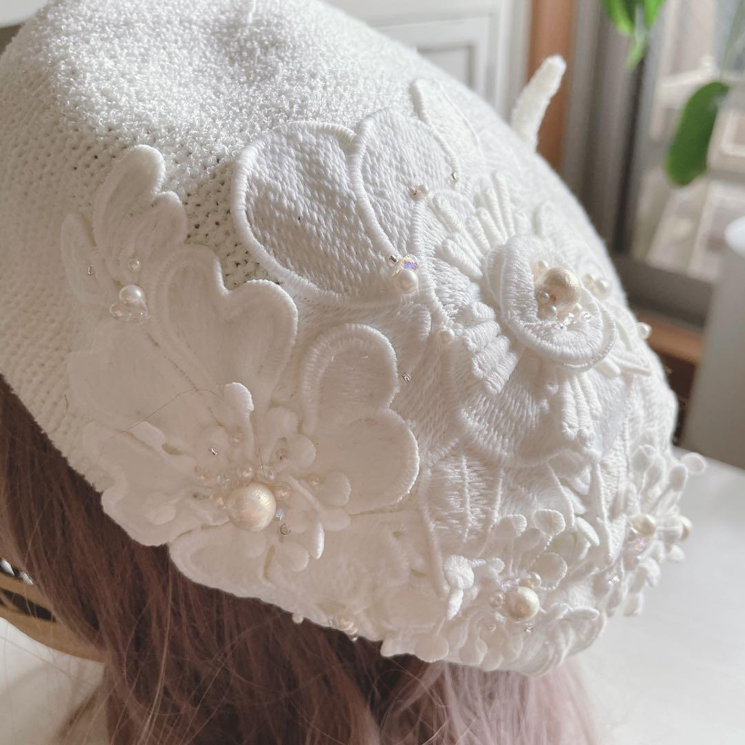 【新品未着用】　お花の刺繍のベレー帽（white）