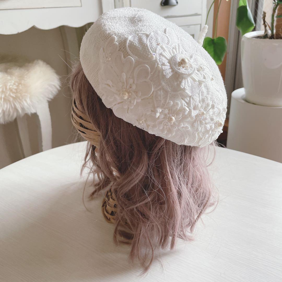 【新品未着用】　お花の刺繍のベレー帽（white）