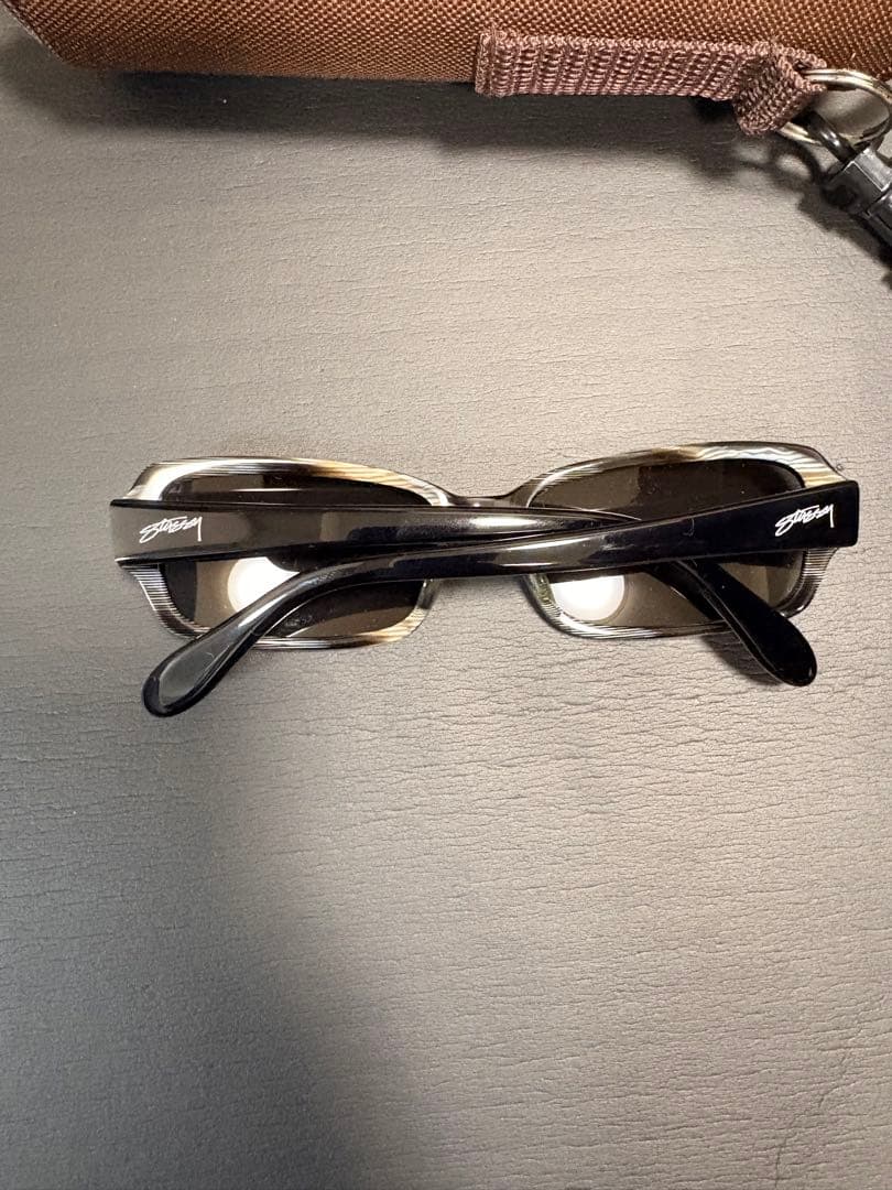 Stussy スクエア型 ブラックサングラス ケース付き
