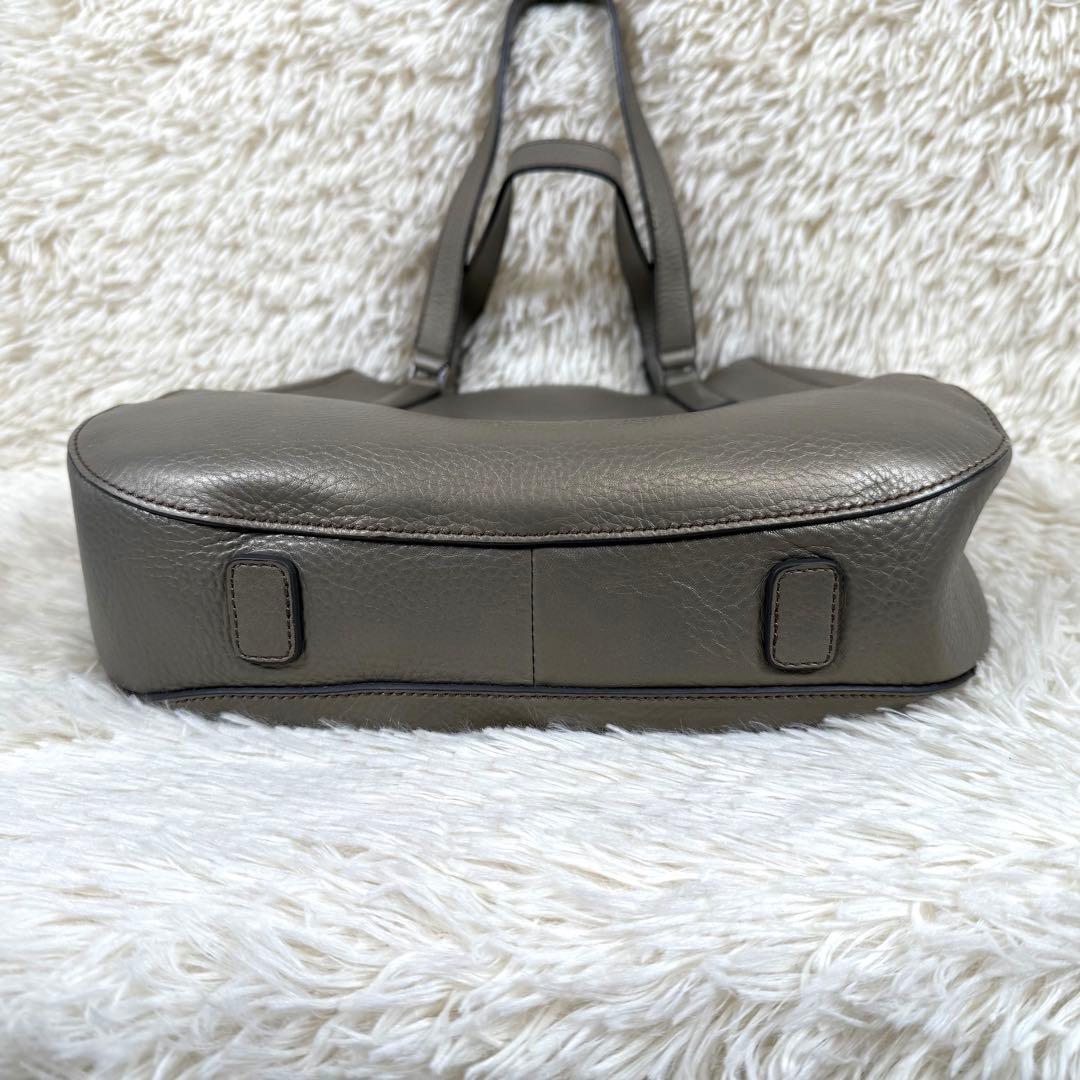 ヒロフ HIROHI Hロゴ型押し シボ革トートバッグ グレージュ 肩掛け可