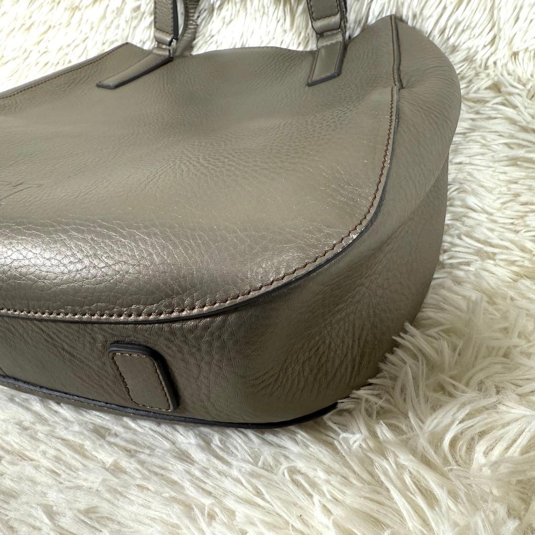 ヒロフ HIROHI Hロゴ型押し シボ革トートバッグ グレージュ 肩掛け可