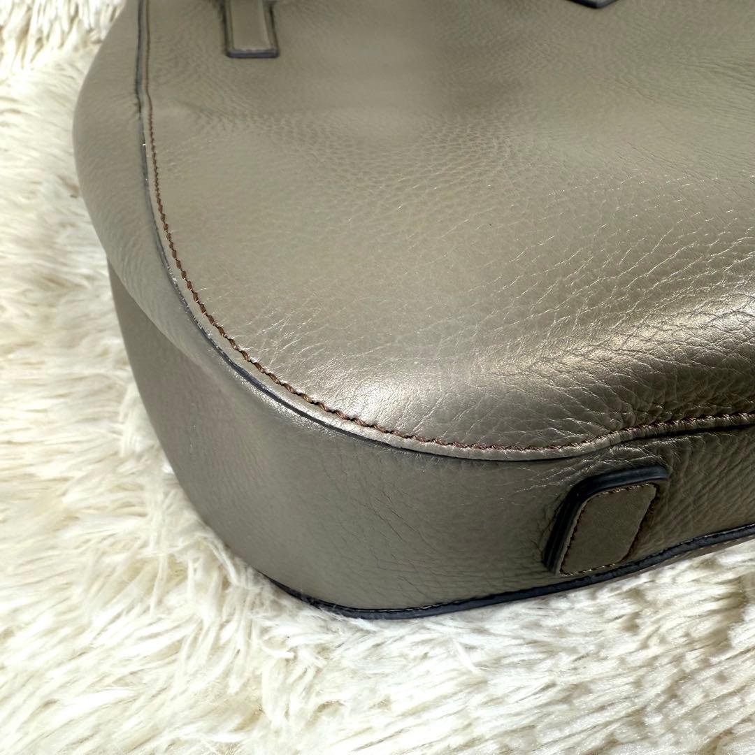 ヒロフ HIROHI Hロゴ型押し シボ革トートバッグ グレージュ 肩掛け可