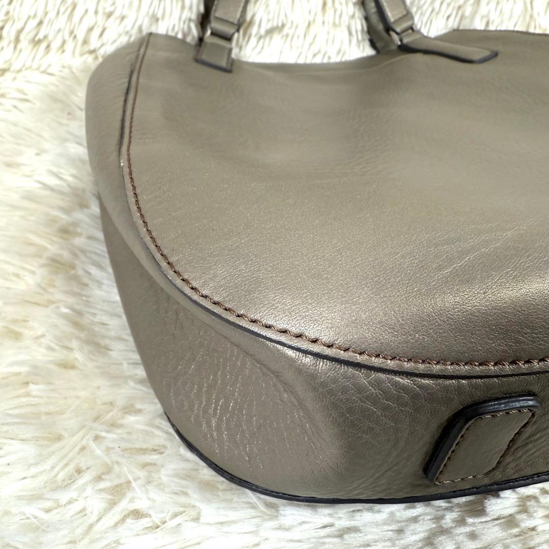 ヒロフ HIROHI Hロゴ型押し シボ革トートバッグ グレージュ 肩掛け可