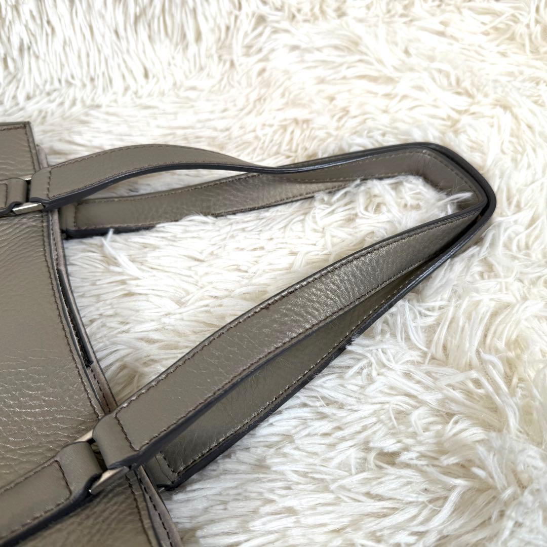 ヒロフ HIROHI Hロゴ型押し シボ革トートバッグ グレージュ 肩掛け可