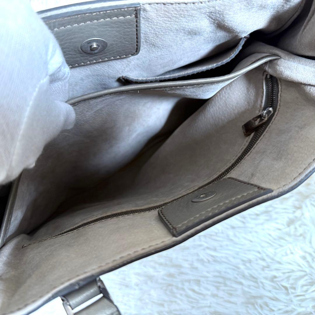 ヒロフ HIROHI Hロゴ型押し シボ革トートバッグ グレージュ 肩掛け可