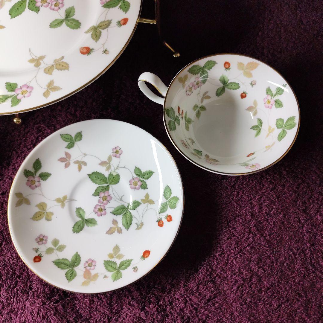 ウェッジウッド　ワイルドストロベリー　カップ＆ソーサー２＋プレート３＋スタンド