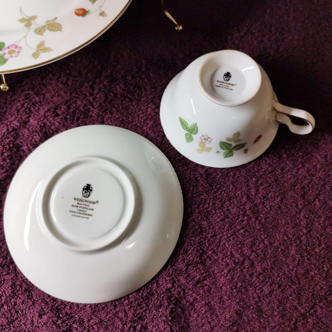 ウェッジウッド　ワイルドストロベリー　カップ＆ソーサー２＋プレート３＋スタンド