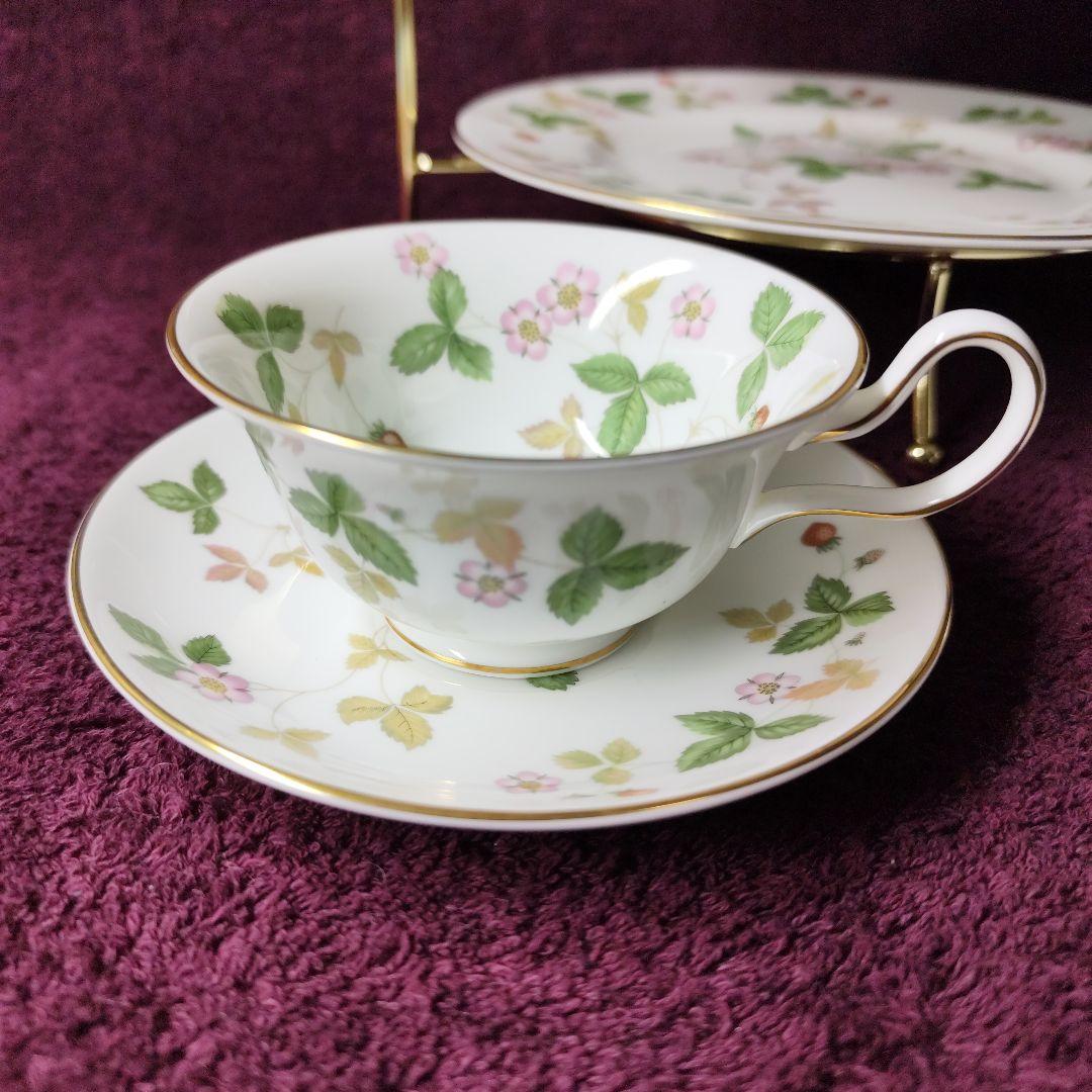 ウェッジウッド　ワイルドストロベリー　カップ＆ソーサー２＋プレート３＋スタンド