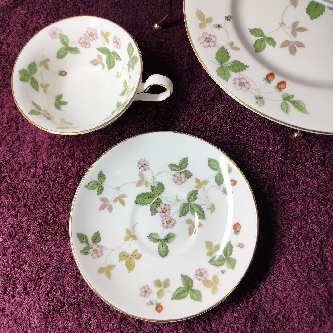 ウェッジウッド　ワイルドストロベリー　カップ＆ソーサー２＋プレート３＋スタンド