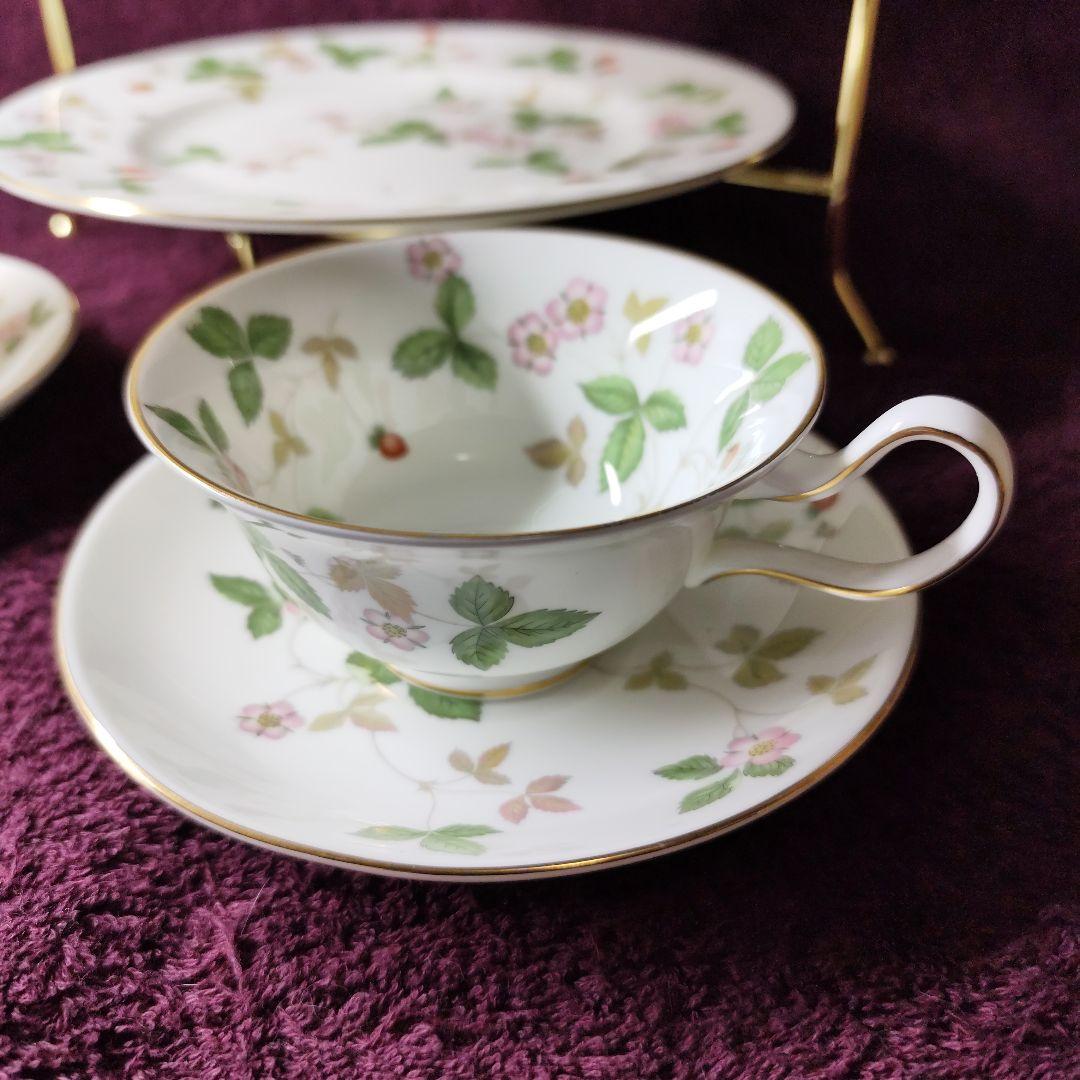 ウェッジウッド　ワイルドストロベリー　カップ＆ソーサー２＋プレート３＋スタンド