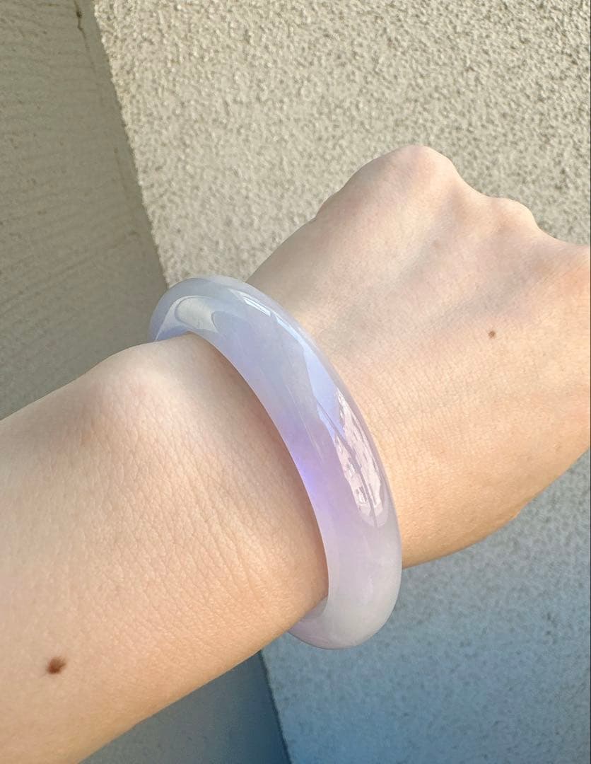 透明感のある薄紫の翡翠ヒスイバングル