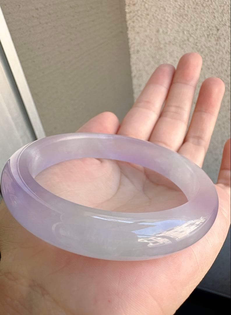 透明感のある薄紫の翡翠ヒスイバングル