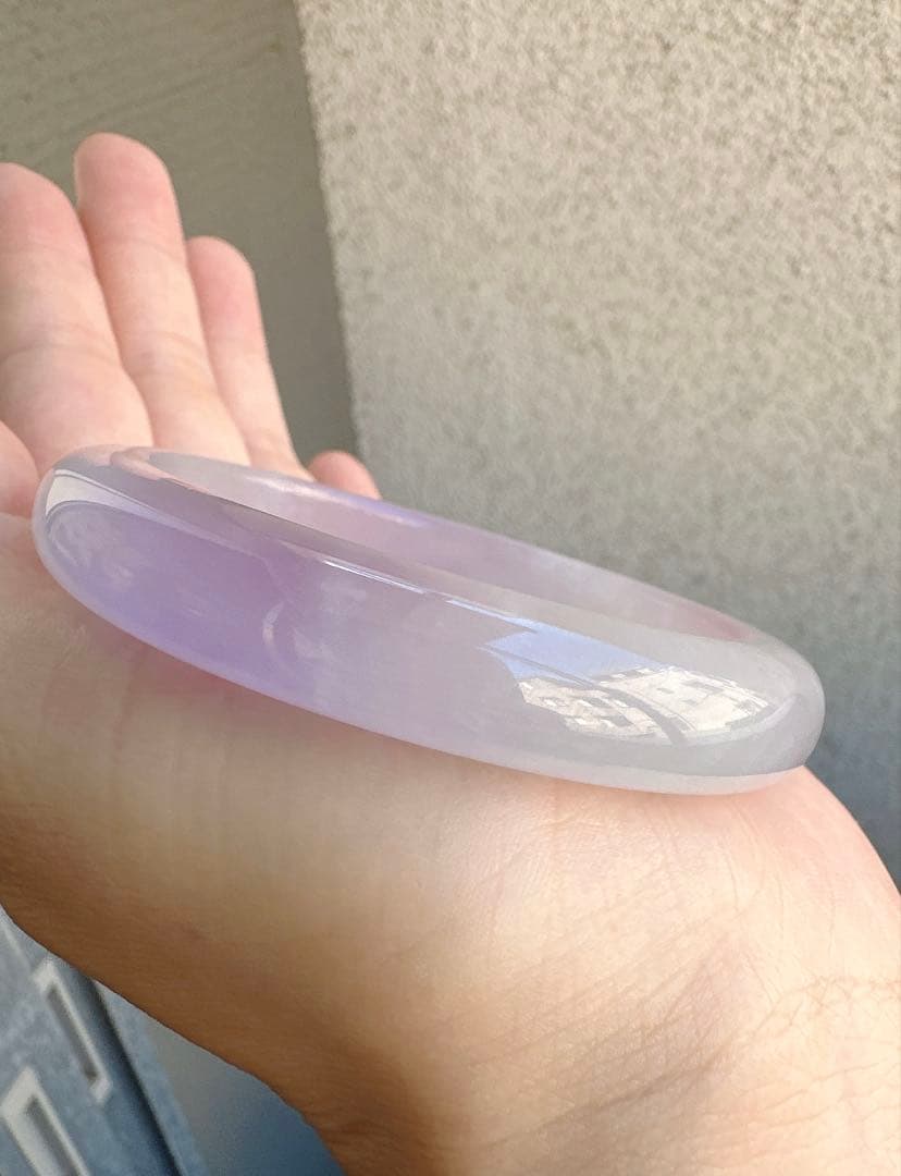 透明感のある薄紫の翡翠ヒスイバングル