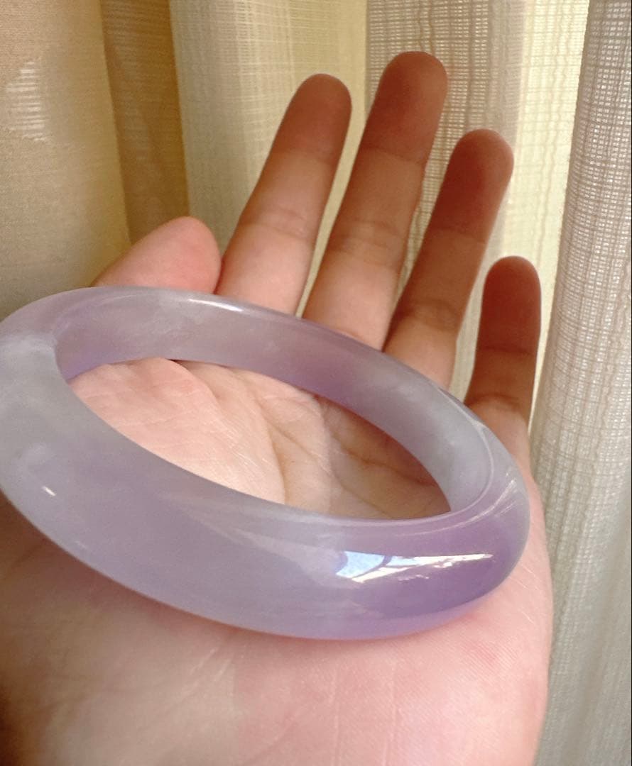 透明感のある薄紫の翡翠ヒスイバングル