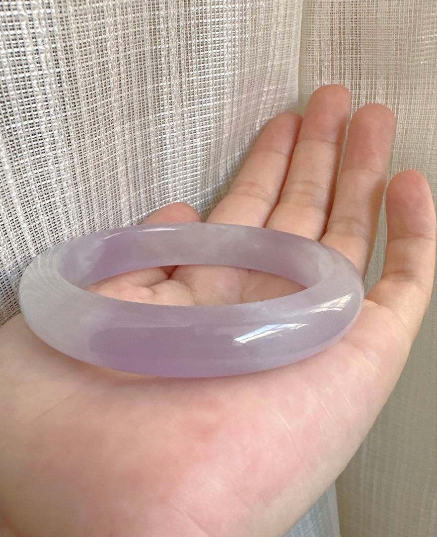 透明感のある薄紫の翡翠ヒスイバングル